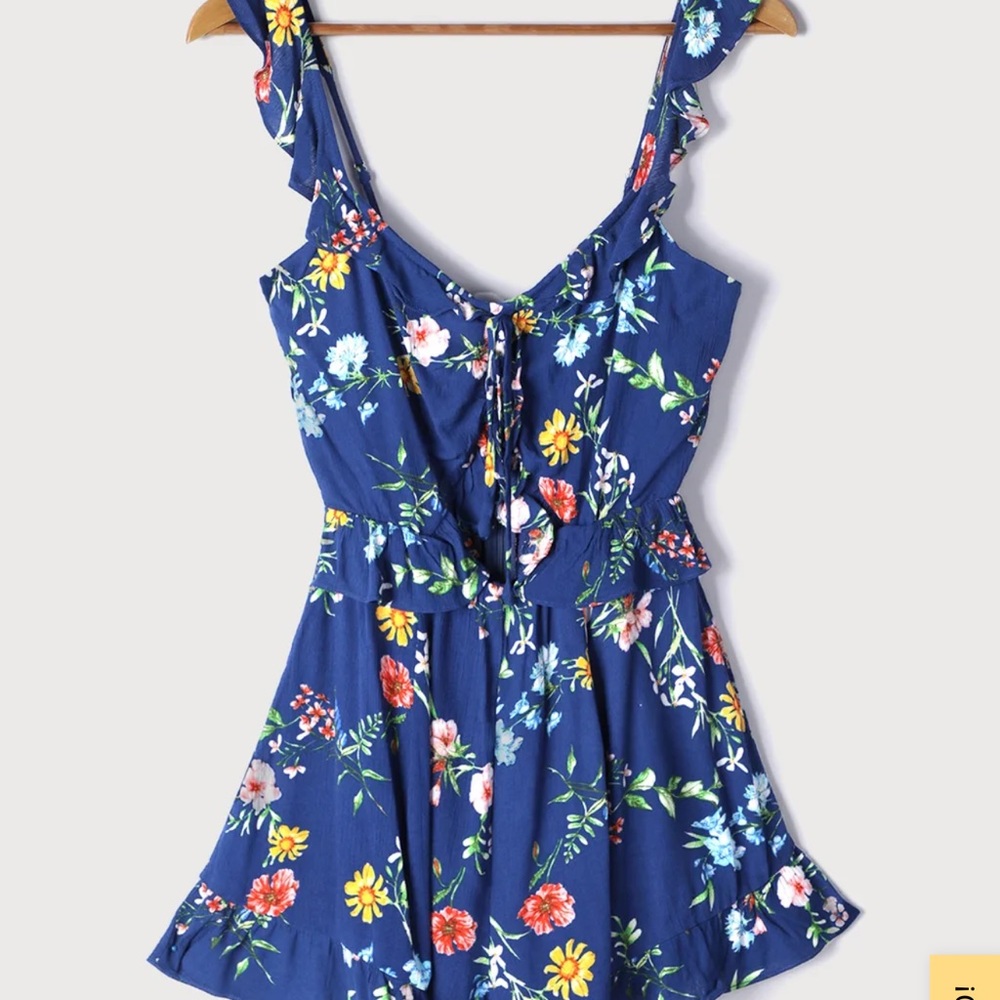 NWOT Cutout Ruffled Romper - Picture 4 of 6